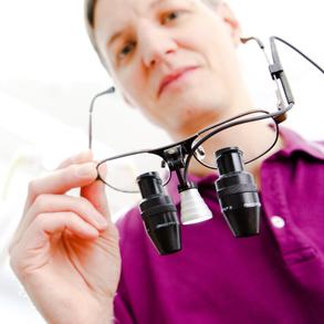 Zahnarzt Dr. Heiko Ehlers mit Lupenbrille für die Zahnbehandlung
