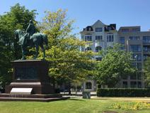 Praxis Kieler Zahnarzt aus Perspektive des Schlossgartens in Kiel