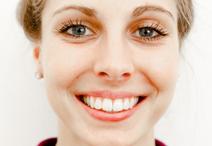 wirkungsvoll strahlende Zähne nach professionellem Bleaching (Zahnaufhellung) & Prophylaxe in der Zahnarztpraxis Dr. Ehlers, Kiel