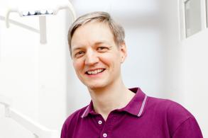 Zahnarzt für Zahnimplantate Dr. Heiko Ehlers in seiner Zahnarztpraxis in Kiel.