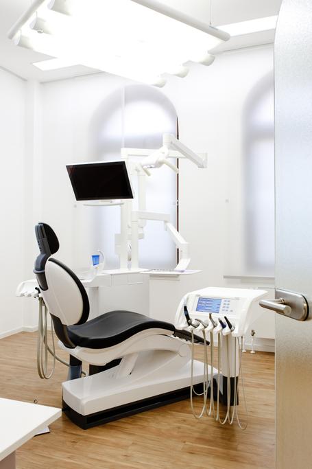 Behandlungsraum der Zahnarztpraxis mit moderner Ausstattung zur Behandlung mit Zahnimplantaten, Prophylaxe, Kronen, Brücken, Bleaching.