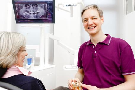 Zahnarzt Kiel Dr. Heiko Ehlers mit Tätigkeitsschwerpunkt Implantologie (Zahnimplantate) in seiner modernen Zahnarztpraxis.
